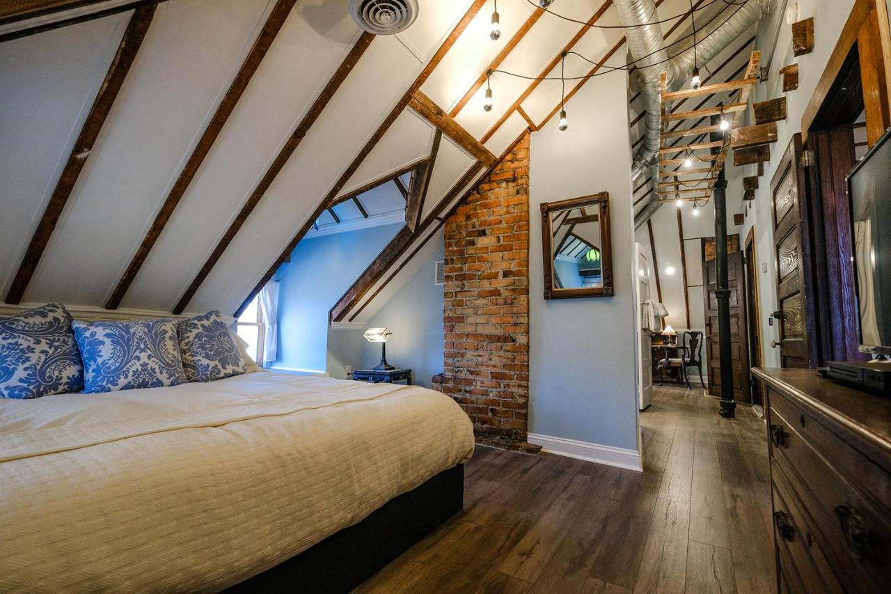 Double Oaks Bed & Breakfast Гринсборо Экстерьер фото
