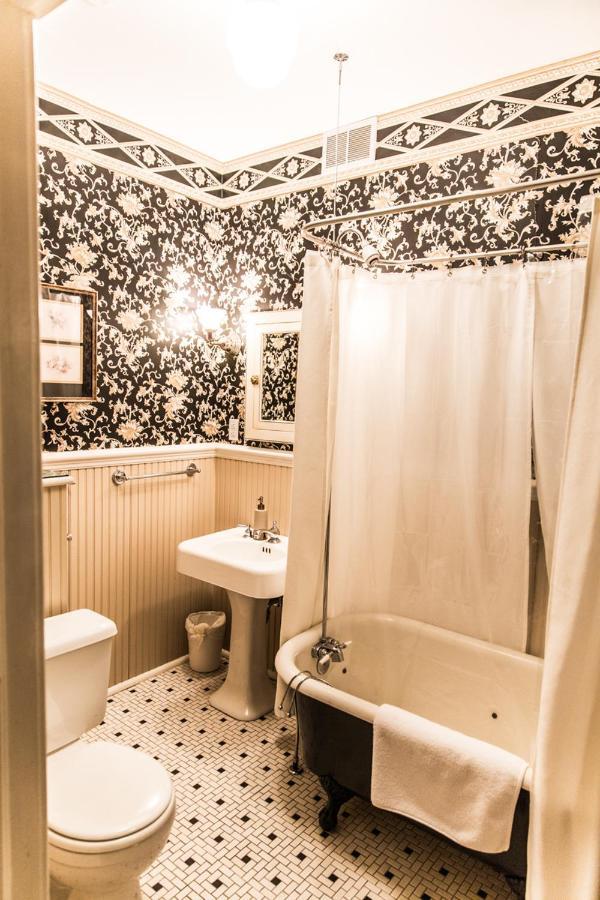 Double Oaks Bed & Breakfast Гринсборо Экстерьер фото