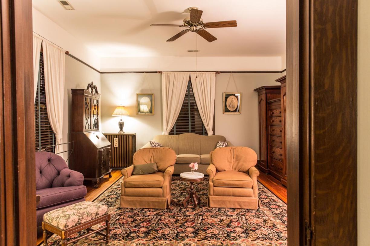Double Oaks Bed & Breakfast Гринсборо Экстерьер фото