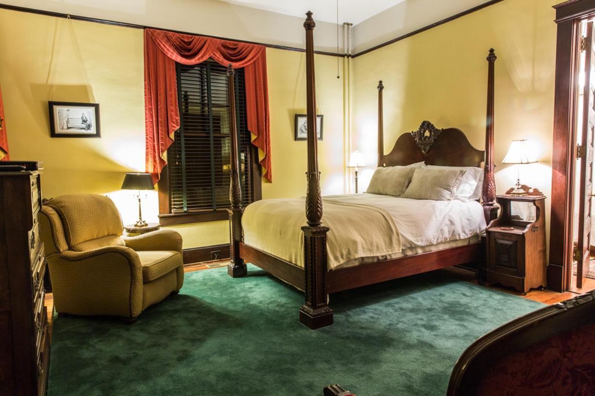 Double Oaks Bed & Breakfast Гринсборо Экстерьер фото