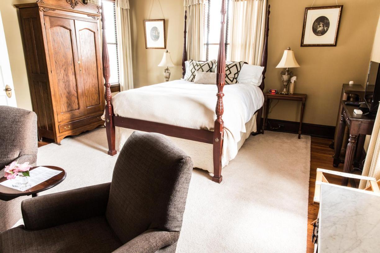 Double Oaks Bed & Breakfast Гринсборо Экстерьер фото