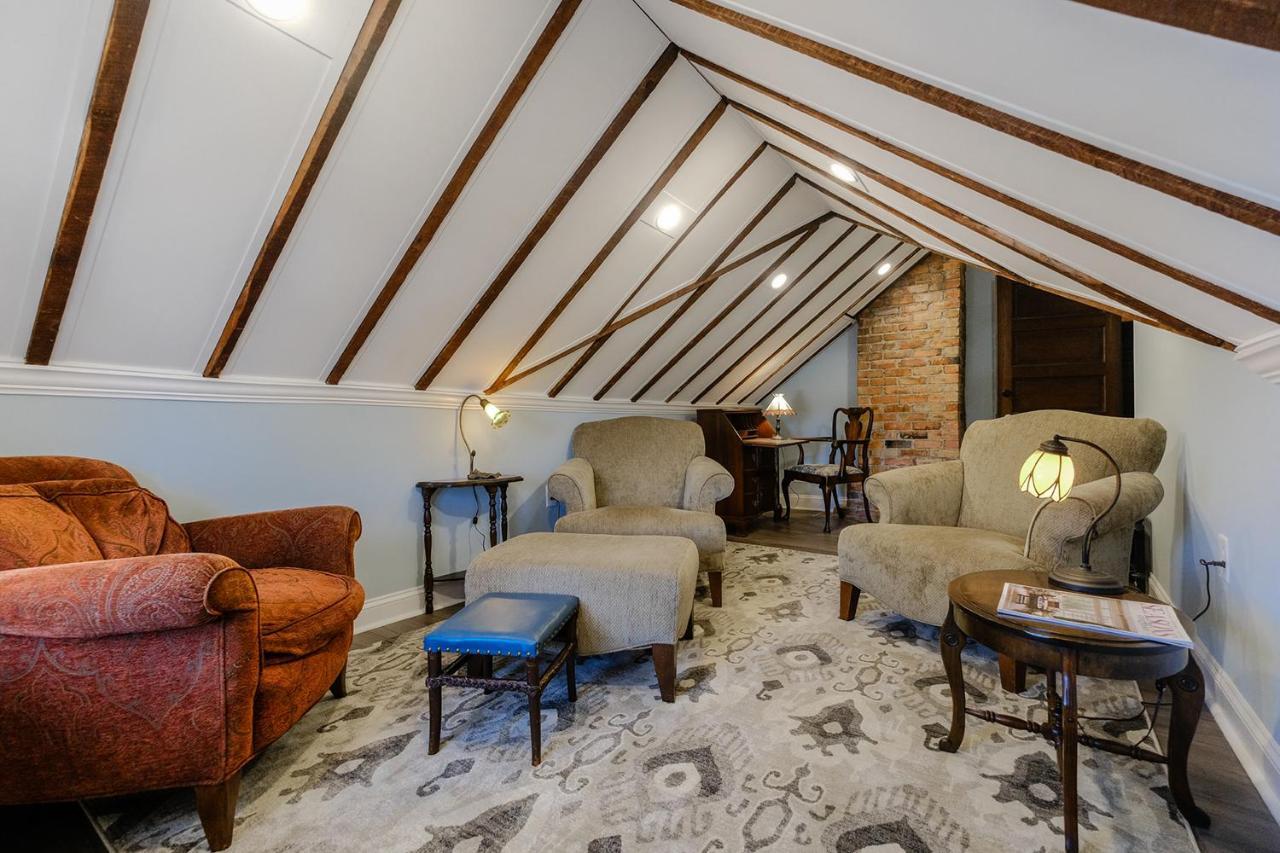 Double Oaks Bed & Breakfast Гринсборо Экстерьер фото