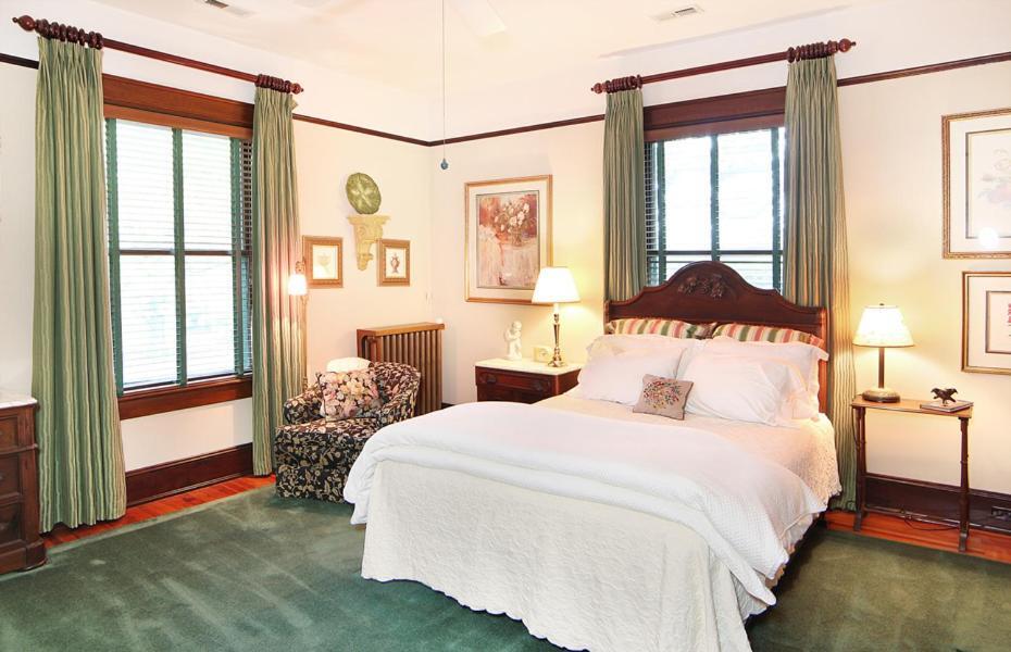 Double Oaks Bed & Breakfast Гринсборо Экстерьер фото